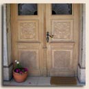 Vrata s starinskim portalom